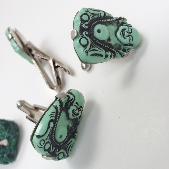 Vintage 3-piece Green Buddha Bakelite Cufflink and Tie Clip Set - Picture 10 of 12